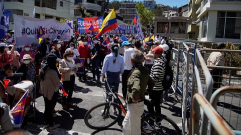 Personas protestan en las afueras del Tribunal Contencioso Electoral y exigen la ratificación de la remoción en contra del alcalde de Quito, Jorge Yunda, el 29 de junio de 2021.