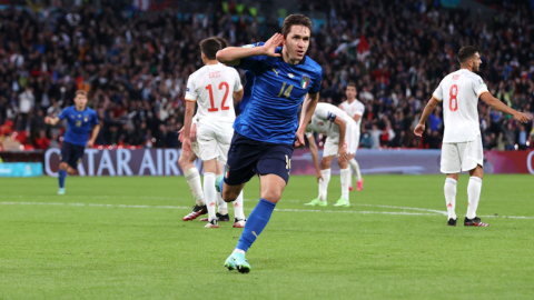 Federico Chiesa, de Italia, festeja su gol ante España por la Eurocopa, en Londres, el 6 de julio de 2021.