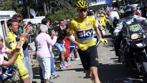 El británico Chris Froome, con el maillot amarillo de líder de la clasificación general, corre sin bicicleta en la Etapa 12 del Tour de Francia, el 14 de julio de 2016, después de que su bicicleta se dañara.