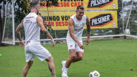 Los futbolistas de Barcelona, Damián Díaz y Carlos Garcés, durante un entrenamiento en Guayaquil, el 9 de julio de 2021.