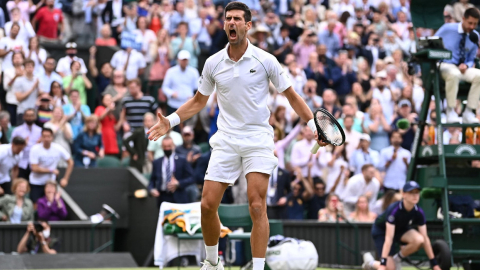 Djokovic festeja su paso a la final de Wimbledon, el viernes 9 de julio de 2021.