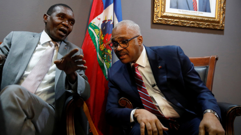 Joseph Lambert (izquierda) junto al politico Jack Guy Lafontant conversando antes de una conferencia en Puerto Príncipe, Haití, el 11 de julio de 2018. 