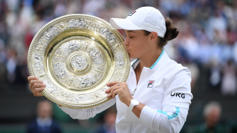 Ashleigh Barty besa el trofeo de Wimbledon conseguido el sábado 10 de julio de 2021, en Londres.