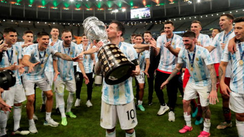 Lionel Messi besa el trofeo de la Copa América tras ganarla con Argentina, el 11 de julio de 2021. 