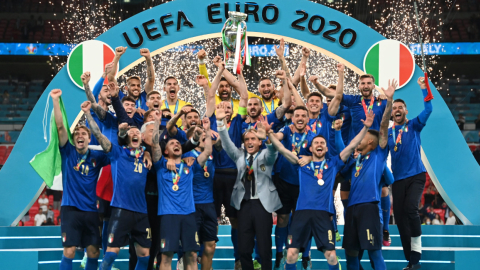 Los jugadores de Italia levantan el título de la Eurocopa, en el estadio de Wembley, el 11 de julio de 2021.