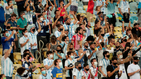 Hinchas argentinos en el Maracaná durante la final de la Copa América el 10 de julio de 2021. 