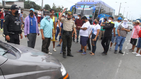 El gremio de arroceros bloqueó varias vías del Guayas en protesta por los precios del producto, el 12 de julio de 2021.