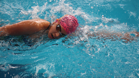 La pentatleta ecuatoriana, Marcela Cuaspud, durante sus entrenamientos en piscina el 1 de septiembre de 2020.