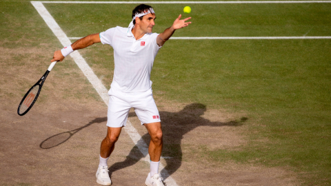 Roger Federer contra Hubert Hurkacz en los cuartos de final de Wimbledon, el 7 de julio de 2021.