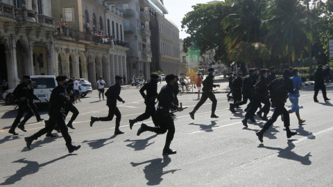 La policía controla las calles de las principales ciudades de Cuba tras las protestas del domingo.