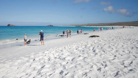 Turistas en una playa en las Islas Galápagos, el 11 de julio de 2021. 