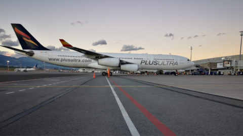 Un avión de la aerolínea Plus Ultra en el Aeropuerto Internacional Mariscal Sucre, en Quito, el 4 de julio de 2021. 