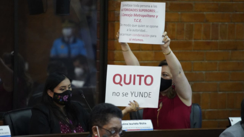 La concejala Brith Vaca protesta contra el alcalde Jorge Yunda en la sesión del Concejo Metrópolitano. Quito, 15 de julio de 2021
