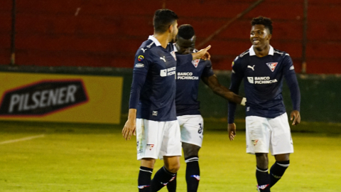 Los jugadores de Liga de Quito festejan el gol ante Técnico, en Ambato, el 16 de julio de 2021.