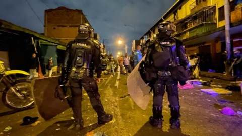 Policías observan a manifestantes en una de las jornadas de protestas contr el Gobierno en Medellín,  el 28 de julio de 2021.