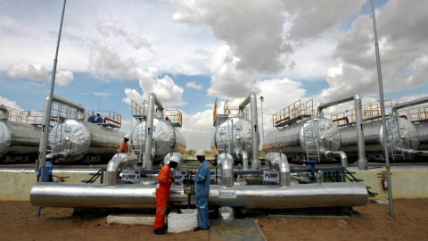 Trabajadores en una instalación de almacenamiento de petróleo crudo en el campo petrolero Mangala en Barmer, en 2021.