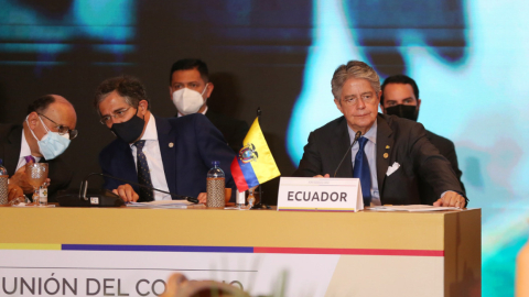 El presidente Guillermo Lasso junto al mandatario colombiano, Iván Duque, en la sesión de la CAN en Bogotá, el 17 de julio de 2021.