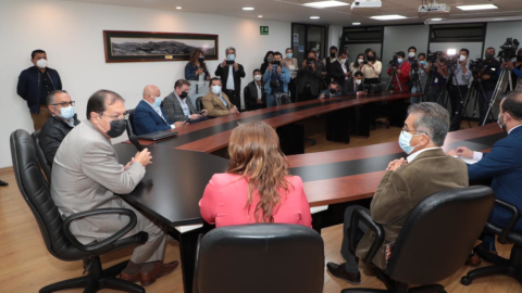 El alcalde de Quito, Santiago Guarderas (Izquierda) durante una reunión con los concejales de mayoría, el 20 de julio de 2021.