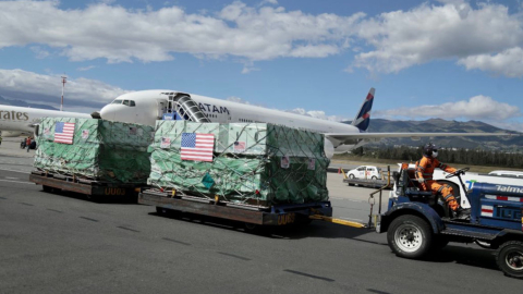 Llegada de un millón de vacunas de Pfizer donadas por Estados Unidos a Ecuador, en el aeropuerto de Quito el 20 de julio de 2021.