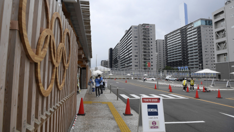 Vista de la entrada a la villa olímpica de los Juegos de Tokio, el 13 de julio de 2021.