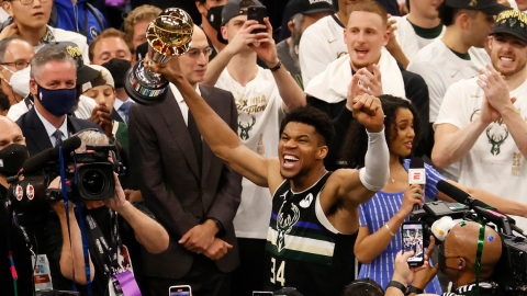 Giannis Antetokounmpo, celebra con el trofeo de MVP al final del sexto juego de la serie de las Finales de la NBA entre los Phoenix Suns y los Milwaukee Bucks, el 20 de julio de 2021.