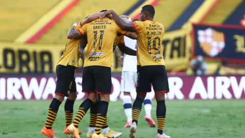 Los futbolistas de Barcelona se abrazan después de marcar un gol ante Vélez, por Copa Libertadores en Guayaquil, el miércoles 21 de julio de 2021.