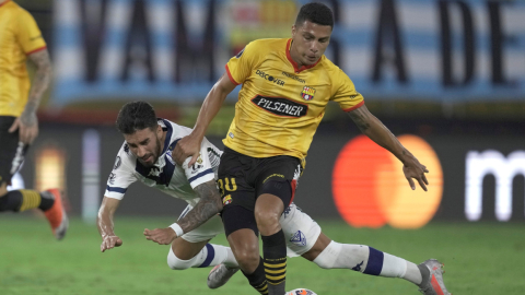  Luis Fernando León (d) de Barcelona SC disputan un balón con Juan Martín Lucero (i) de Vélez en un partido por Copa Libertadores, el 21 de julio de 2021.