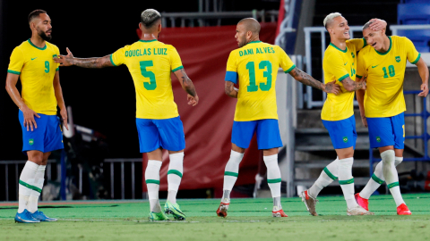 Jugadores brasileños celebran el gol de Richarlison ante Alemania, el jueves 22 de julio de 2021, en el Estadio Internacional de Yokohama. 