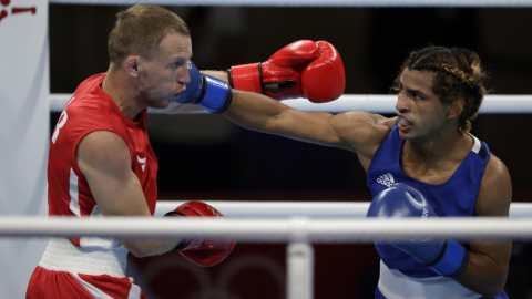 El ecuatoriano Jean Carlos Caicedo golpea al ucraniano Mykola Butsenko en la ronda de 32 de los Juegos Olímpicos de Tokio, el sábado 24 de julio d 2021. 