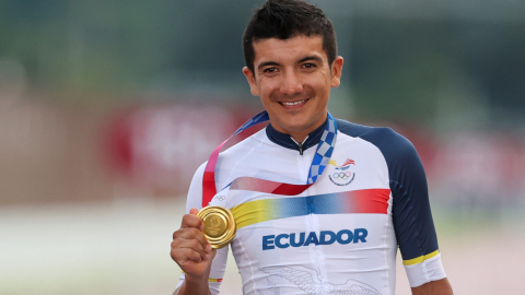 Richard Carapaz, con la medalla de oro como campeón olímpico, en Tokio, el sábado 24 de julio de 2021. 