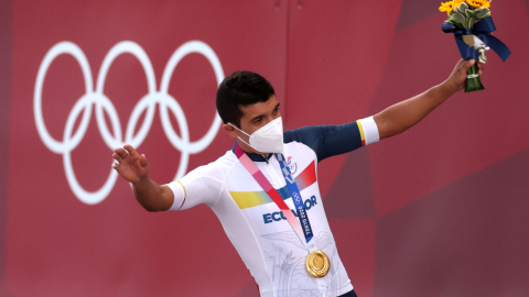 Richard Carapaz con la medalla de oro como campeón olímpico, en Tokio, el sábado 24 de julio de 2021. 