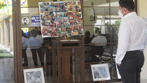 Familiares y amigos asistieron al velorio del líder de Creo, César Monge, en el Parque de la Paz, el 25 de julio de 2021.