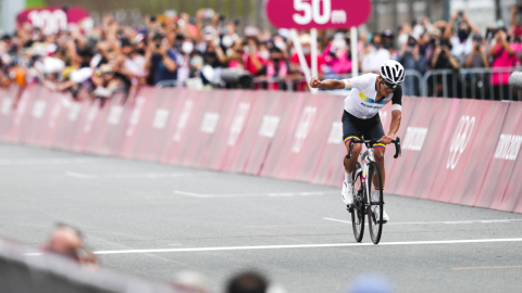 Richard Carapaz, cruzando la meta de la carrera de ciclismo de ruta en los Juegos de Tokio, el 24 de julio de 2021. 