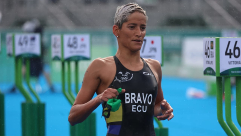 Elizabeth Bravo durante el triatlón femenino en los Juegos Olímpicos de Tokio, el lunes 26 de julio de 2021.