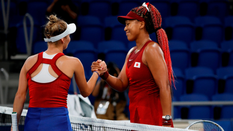 Naomi Osaka y Marketa Vondrousova se despiden luego del encuentro por los octavos de final en los Juegos Olímpicos de Tokio, el martes 27 de julio de 2021.