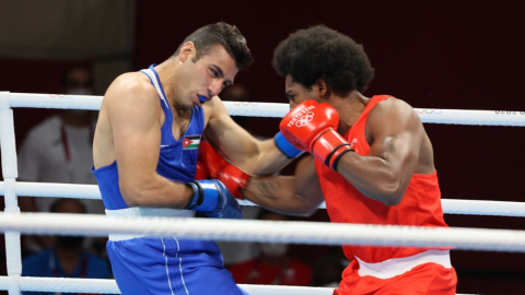 El boxeador Julio Castillo (derecha), durante su debut en los Juegos Olímpicos de Tokio, el martes 27 de julio de 2021.