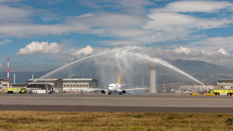 Un avión de Aeroregional es recibidocon un arco de agua en el aeropuerto Mariscal Sucre por la inauguración de su ruta a Galápagos, el 27 de julio de 2021.