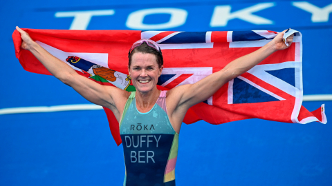 Flora Duffy celebra después de ganar la carrera de triatlón individual femenino de los Juegos Olímpicos de Tokio, el lunes 26 de julio de 2021.