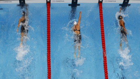 Anicka Delgado (derecha), durante su participación en los 100 metros libres en los Juegos Olímpicos de Tokio, el 28 de julio de 2021.