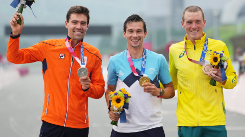 Primoz Roglic (medio) celebra su victoria en la prueba de contrarreloj en los Juegos Olímpicos de Tokio, el 28 de julio de 2021.