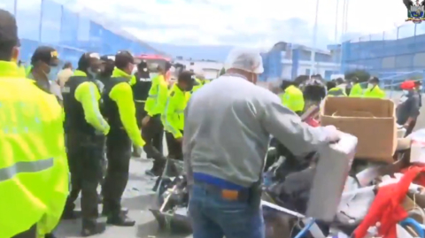 Agentes de la Policía verifican los destrozos en la cárcel de Latacunga. ocurrida el 21 de julio de 2021.