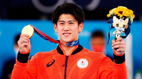 Daiki Hashimoto, de Japón, durante la ceremonia de entrega de medallas para la final masculina durante los eventos de gimnasia artística de los Juegos Olímpicos de Tokio.