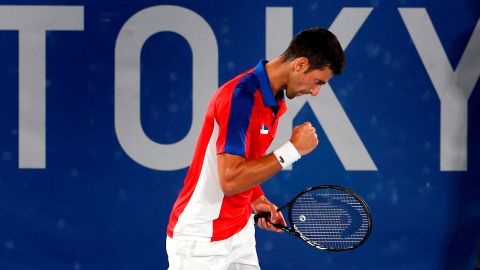 Novac Djokovic reacciona con el puño cerrado mientras juega contra Kei Nishikori en los cuartos de final de tenis de los Juegos Olímpicos de Tokio, el jueves 29 de julio de 2021.