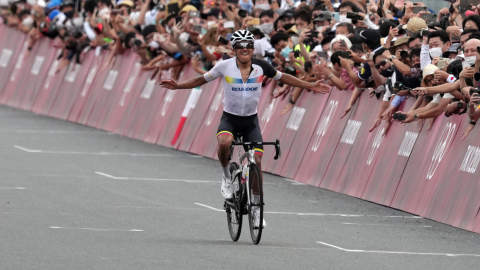 El carchense Richard Carapaz festeja su victoria en los Juegos Olímpicos de Tokio, donde se llevó la medalla de oro, el sábado 24 de julio de 2021.