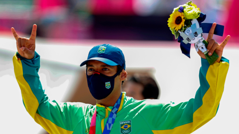 El brasileño Kelvin Hoefler celebra su medalla de plata en skateboard, en Tokio, el 24 de julio de 2021. 