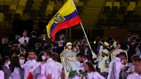 La delegación de Ecuador desfila en la ceremonia de apertura de los Juegos Olímpicos de Tokio, el 23 de julio de 2021.