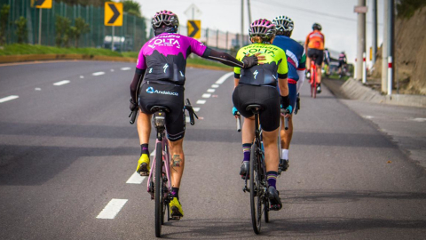 Un grupo de ciclistas rodando en un costado de la Ruta Viva, en Quito, en 2021.