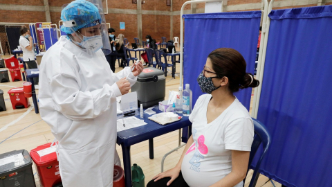 Una mujer embarazada se prepara para recibir la vacuna de Pfizer contra el Covid-19 en Bogotá, el 23 de julio de 2021.