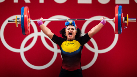 La atleta ecuatoriana levanta 145 kilogramos en los Juegos Olímpicos de Tokio, el domingo 1 de agosto de 2021.