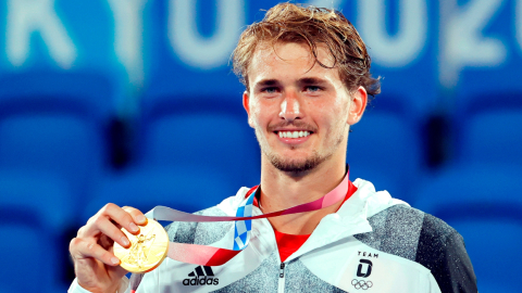 Alexander Zverev, con su medalla de oro de los Juegos de Tokio, el 1 de agosto de 2021. 